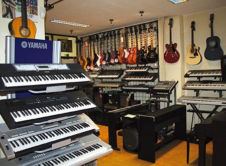 Musical Sancho organos musicales y guitarras dentro de la tienda musical