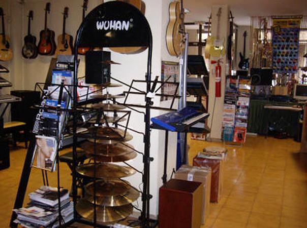Musical Sancho platillos de batería en la tienda musical